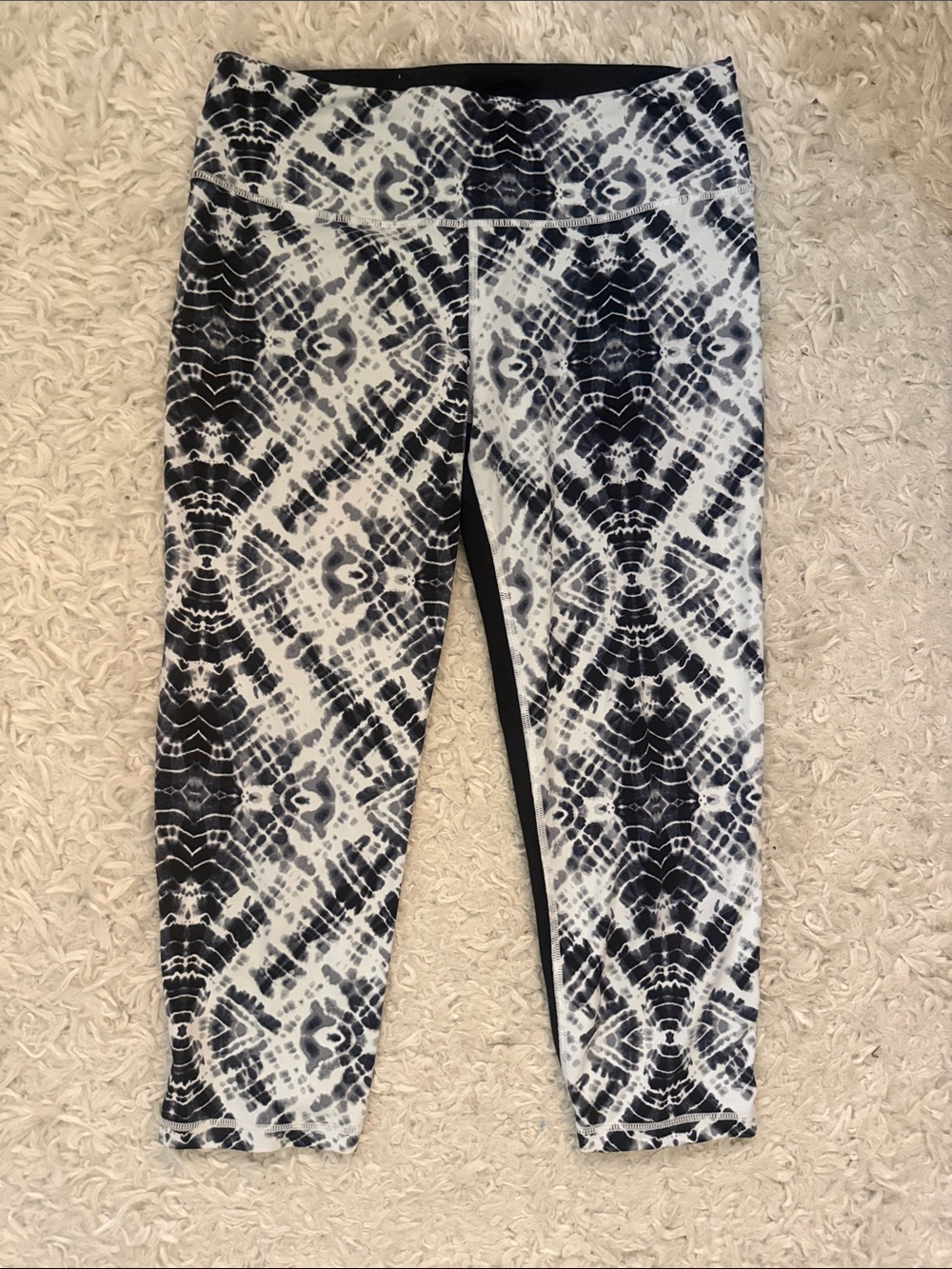 Victoria’s Secret Black & White Tie-Dye Active Crop Leggings